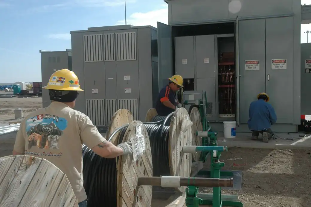 Tableros eléctricos en una sala industrial. Foto: PEO ACWA